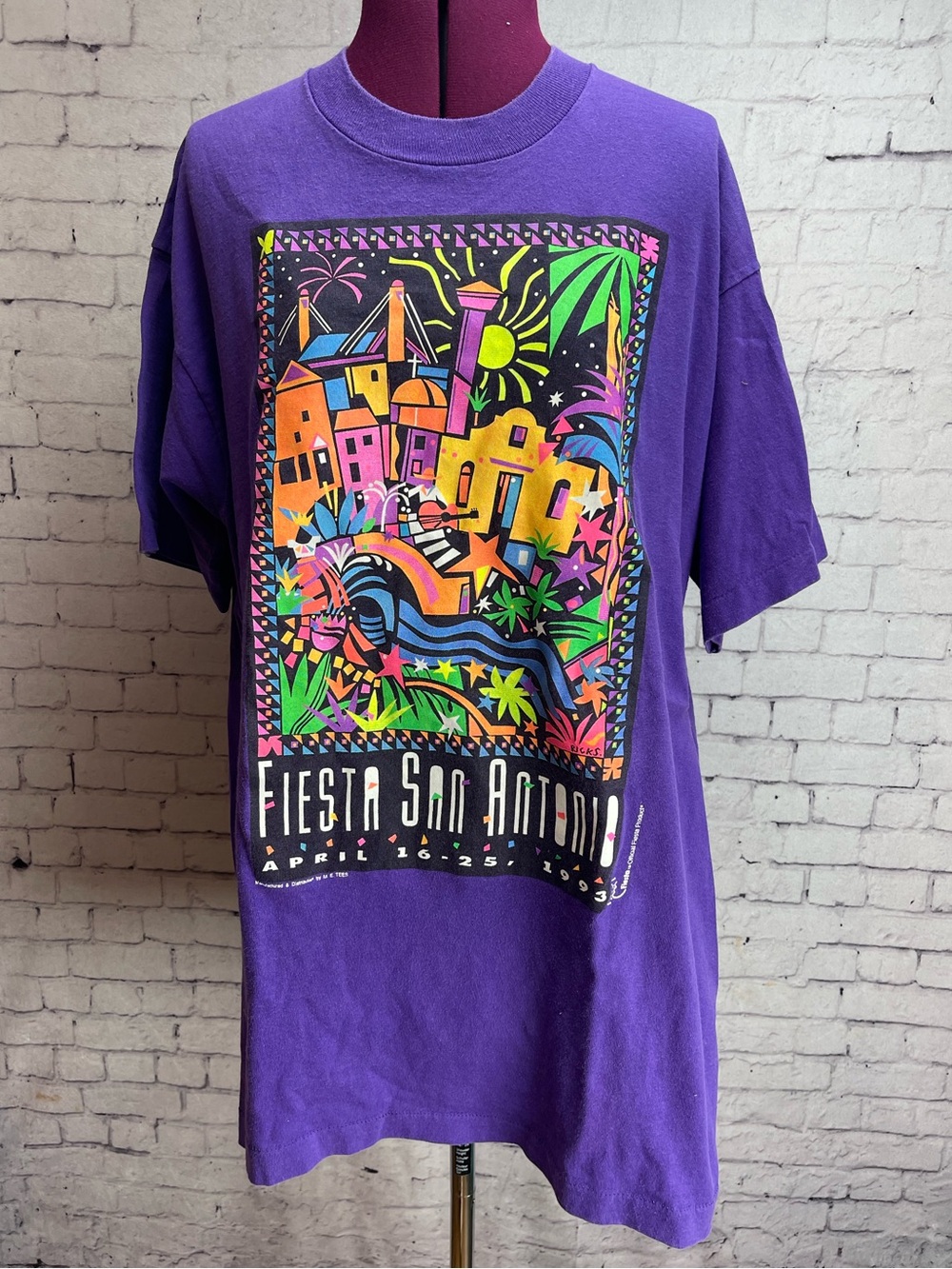Fruit of the loom single stitch vintage tshirt size XL fiesta San Antonio 1993